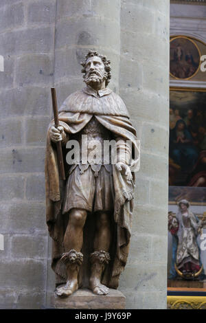 Vitrail dans Lier, Belgique, représentant une statue de Saint Gummarus à St Gummarus Église de lier Banque D'Images