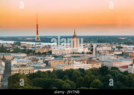 Riga, Lettonie - Juillet 2, 2016 : la ville de Riga. Vue du haut de la tour de télévision La télévision de Riga et construction d'Académie des sciences de Lettonie. Vue aérienne de célèbre L Banque D'Images