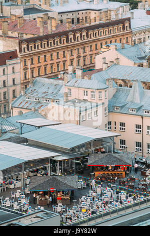 Riga, Lettonie - Juillet 2, 2016 : Vue de dessus de la barre de toit terrasse de café Riga en soirée d'été Banque D'Images