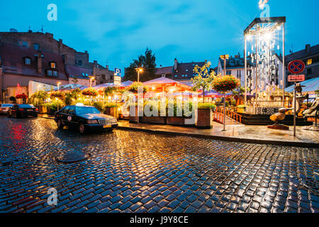Riga, Lettonie - Juillet 3, 2016 : Taxi Voiture Mercedes-Benz W140 Clients attendre près de Open Air Lieu de loisirs centre de loisirs Egle en soirée ou la nuit Illuminat Banque D'Images
