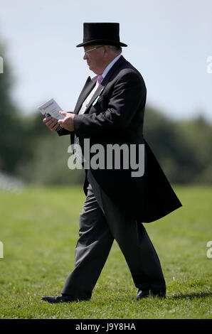 Un coureur de course à l'occasion du Derby Day du Festival Investec Epsom Derby 2017 à l'hippodrome d'Epsom, Epsom. APPUYEZ SUR ASSOCIATION photo. Date de la photo: Samedi 3 juin 2017. Voir PA Story RACING Epsom. Le crédit photo devrait se lire: Steven Paston/PA Wire. RESTRICTIONS : toute utilisation commerciale prévue est soumise à l'approbation préalable de l'hippodrome d'Epsom Downs. Aucune vente privée. Banque D'Images