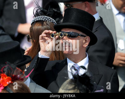 Un racegoer montres l'action sur Derby Day de l'Investec Derby d'Epsom 2017 Festival à l'hippodrome d'Epsom, Epsom. Banque D'Images