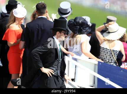 Un racegoer sur Derby Day de l'Investec Derby d'Epsom 2017 Festival à l'hippodrome d'Epsom, Epsom. Banque D'Images