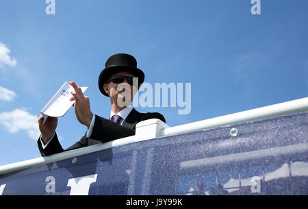 Un racegoer sur Derby Day de l'Investec Derby d'Epsom 2017 Festival à l'hippodrome d'Epsom, Epsom. Banque D'Images