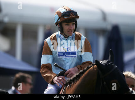 Prince Caspian monté par Jockey Tom Eaves remporte l'Investec Corporate Banking 'Dash' Handicap sur Derby Day de l'Investec Derby d'Epsom 2017 Festival à l'hippodrome d'Epsom, Epsom. Banque D'Images