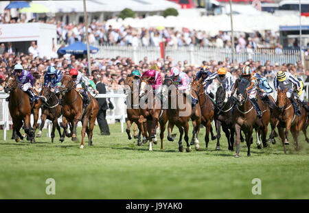 Prince Caspian monté par Jockey Tom Eaves (deuxième à droite) remporte l'Investec Corporate Banking 'Dash' Handicap sur Derby Day de l'Investec Derby d'Epsom 2017 Festival à l'hippodrome d'Epsom, Epsom. Banque D'Images