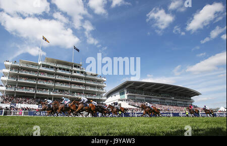 Prince Caspian monté par Jockey Tom Eaves (à gauche) remporte l'Investec Corporate Banking 'Dash' Handicap sur Derby Day de l'Investec Derby d'Epsom 2017 Festival à l'hippodrome d'Epsom, Epsom. Banque D'Images