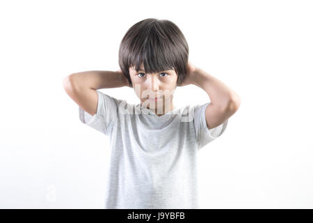 Portrait de penser petit garçon sur fond blanc Banque D'Images