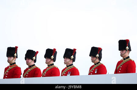 Les Beefeaters sur Derby Day de l'Investec Derby d'Epsom 2017 Festival à l'hippodrome d'Epsom, Epsom. Banque D'Images