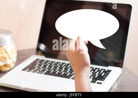 Hand Holding Empty White Speech Bubble Banque D'Images