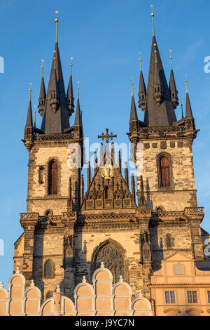 Église Notre Dame de Tyn avant vu de la place de la Vieille Ville à Prague, République Tchèque Banque D'Images