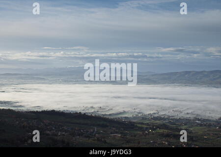 Une vue aérienne d'une vallée à moitié rempli par le brouillard Banque D'Images