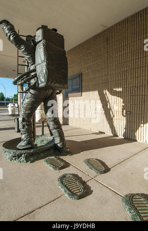 Statue en bronze de l'astronaute Eugene Cernan marche sur la lune, Kansas Cosmosphere and Space Center, Hutchinson, Kansas. Banque D'Images