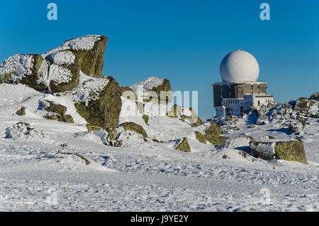 Ancien observatoire astronomique de la montagne contre ciel bleu profond et rochers, couverts de neige Banque D'Images