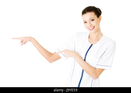 Femme médecin ou infirmière pointant sur l'exemplaire de l'espace. Banque D'Images