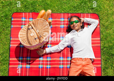 African boy relaxing on pré herbeux en été Banque D'Images