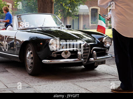 CASALE MONFERRATO, ITALIE - Le 8 juin 1961 : Alfa Romeo Giulietta Spider conduit par Sergio et ramassa FAEDO Carla avant le début de la race Bordino 'Memorial', 8 juin 2013, Casale Monferrato, Italie Banque D'Images