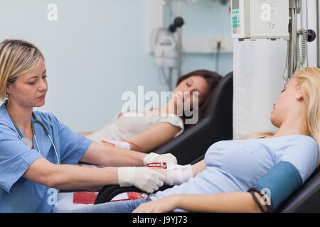 Infirmière en prenant soin d'un patient in hospital ward Banque D'Images