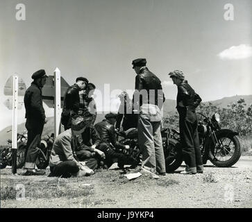 Le Comté de Santa Clara, Californie, le 5 avril 1940 - La réparation des routes - En route pour la course de côte de moto, cette moto partie arrêté par la route alors qu'une de leurs machines a été réparé. Banque D'Images