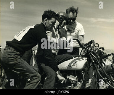 Le Comté de Santa Clara, Californie, le 5 avril 1940-membres d'un club de moto à se préparer à participer à une course de côte. Banque D'Images