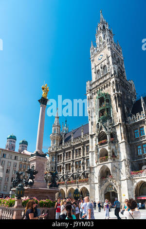 Munich, Allemagne - le 7 juin 2016 : Tour de la nouvelle Mairie - Neues Rathaus. La Place Marienplatz, Munich, Bavière, Allemagne Banque D'Images