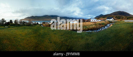 Vue panoramique du petit village de pêcheurs de Stöðvarfjörður sur la côte est de l'Islande. Banque D'Images