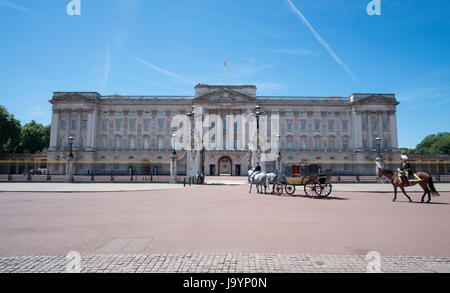 3e juin 2017. Chariot royal vide entre dans le palais de Buckingham après l'examen général de la parade la répétition couleur à Londres Banque D'Images