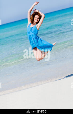 - Welness junge Frau mit blauem kleid sommer urlaub am meer Banque D'Images