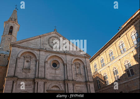 PIENZA, TOSCANE-Italie, le 30 octobre 2017 : Vieille ville de Pienza, Toscane, Italie. La Cathédrale historique dans le centre-ville, sur la Plaza de Pio II. Banque D'Images