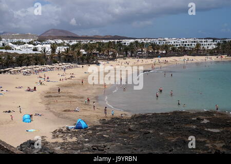 Les vacanciers sur Playa las Cucharas, Costa Teguise, Lanzarote, Espagne Banque D'Images