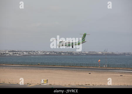 ARECIFE, ESPAGNE - avril 15, 2017 : ATR 72 de Binter atterrissage à l'aéroport de Lanzarote Banque D'Images