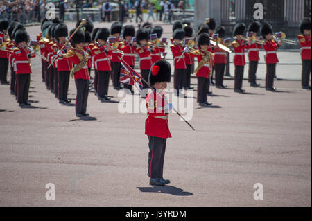 3e juin 2017. Les bandes de gardes massés jouer dehors le palais de Buckingham après l'examen général, la parade la couleur répétition, London UK Banque D'Images