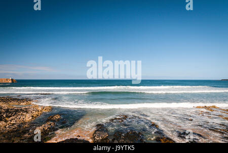 Vagues se brisant sur le rivage dans la baie de Banff, Ecosse Banque D'Images