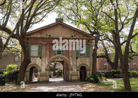 Porters Lodge entrée de la citerne yard au College of Charleston à Charleston, Caroline du Sud. L'ordre est une fonction, de la mer à la délivrance et de l'espace-grant university situé au centre-ville historique de Charleston, Caroline du Sud. Fondée en 1770 et constituée en 1785, le nom de l'université reflète son histoire comme la plus ancienne College en Caroline du Sud et le plus ancien collège municipal dans le pays. Banque D'Images