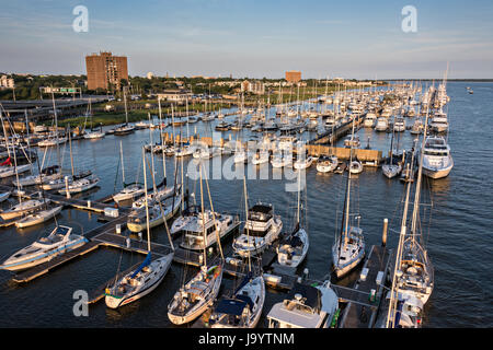 Voiliers amarrés le long de la rivière Ashley avec la ville au coucher du soleil à Charleston, Caroline du Sud. Banque D'Images