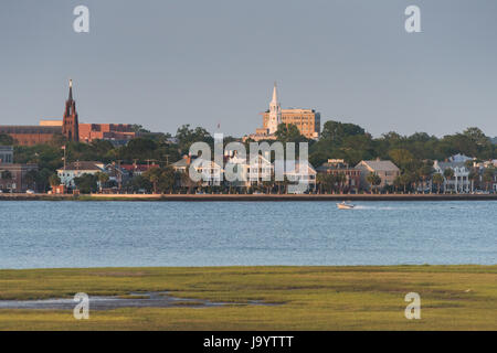 Marais d'eau salée et vue sur les toits de la ville le long de la rivière Ashley au coucher du soleil à Charleston, Caroline du Sud. Banque D'Images