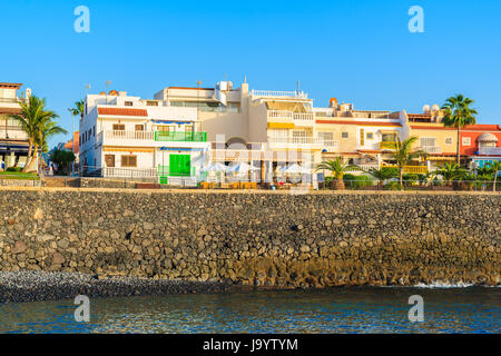 Restaurants sur la promenade côtière à La Caleta ville sur le sud de Tenerife, Canaries, Espagne Banque D'Images