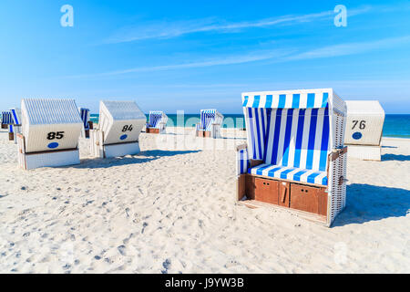 Chaises en osier sur la plage de sable blanc de Kampen, l'île de Sylt, en mer du Nord, Allemagne Banque D'Images