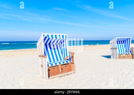 Chaises en osier sur la plage de sable blanc de Kampen, l'île de Sylt, en mer du Nord, Allemagne Banque D'Images