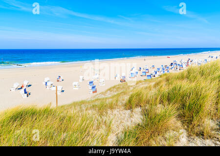 Chaises en osier sur la plage de sable blanc de Kampen, l'île de Sylt, en mer du Nord, Allemagne Banque D'Images