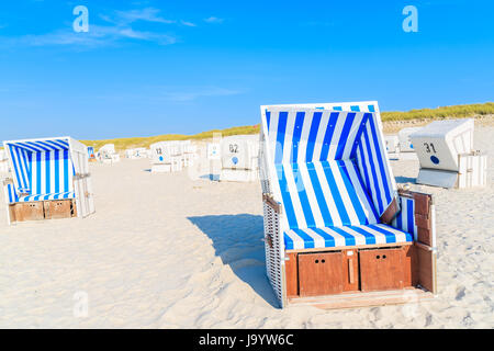 Chaises en osier sur la plage de sable blanc de Kampen, l'île de Sylt, en mer du Nord, Allemagne Banque D'Images