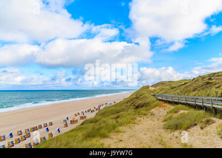 Vue sur la plage au lever du soleil en Wenningstedt village sur l'île de Sylt, en mer du Nord, Allemagne Banque D'Images