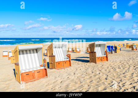 Chaises en osier sur sable à Wenningstedt village sur l'île de Sylt, en mer du Nord, Allemagne Banque D'Images