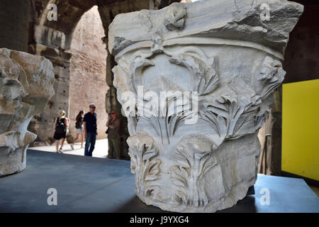 Capitale de la pierre depuis le haut d'une colonne dans la zone d'affichage du Colisée romain, Rome, Italie Banque D'Images