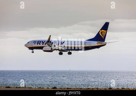 ARECIFE, ESPAGNE - avril 15, 2017 : Boeing 737-800 de Ryanair à l'atterrissage à l'aéroport de Lanzarote Banque D'Images