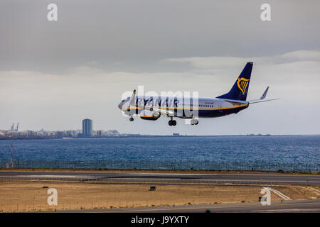 ARECIFE, ESPAGNE - avril 15, 2017 : Boeing 737-800 de Ryanair à l'atterrissage à l'aéroport de Lanzarote Banque D'Images