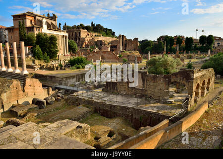 Vue sur le site archéologique d'excavation de Forum romain avec de nombreux temples, des places et des édifices gouvernementaux remontant 2000 ans Banque D'Images