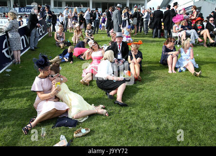 Racegoers sur Derby Day de l'Investec Derby d'Epsom 2017 Festival à l'hippodrome d'Epsom, Epsom. Banque D'Images