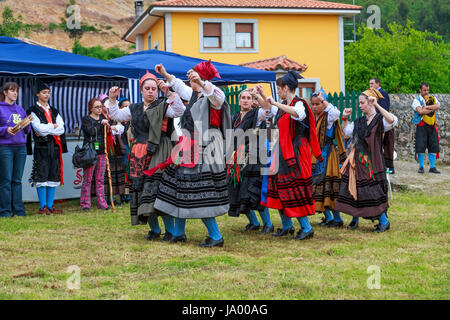 Vilavella, ESPAGNE - le 23 juin : Le groupe de danse Entremontañas Virgen de la Cuesta de la danse traditionnelle au Santo avec costumes régionaux du parti populaire en jour Buelna le 23 juin 2013 Banque D'Images