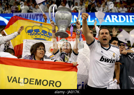 Real Madrid fans de montrer leur soutien à leur équipe dans les stands avant la finale de la Ligue des champions au Stade National, Cardiff. Banque D'Images